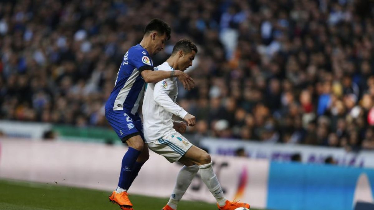 Hernán Pérez, junto a Cristiano Ronaldo.-/ FRANCISCO SECO (AP)