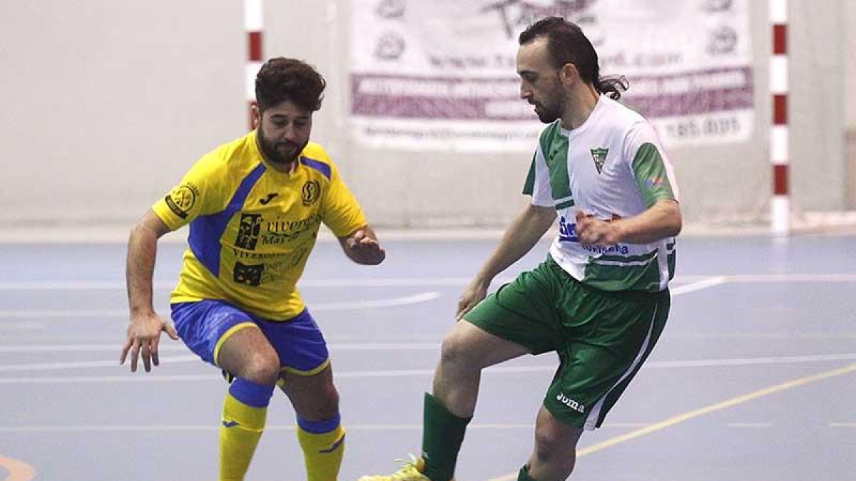Ercilla pisa el balón durante un partido.-SANTI OTERO