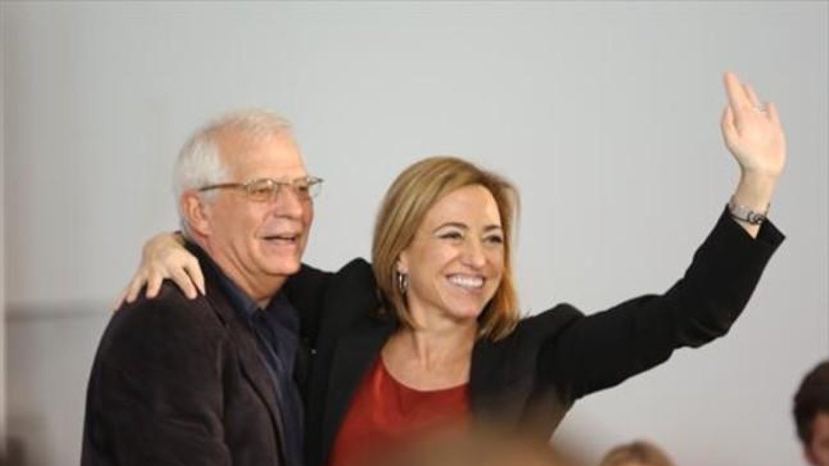 La candidata socialista Carme Chacón con Josep Borrell en un acto en Mataró, ayer.-RICARD CUGAT
