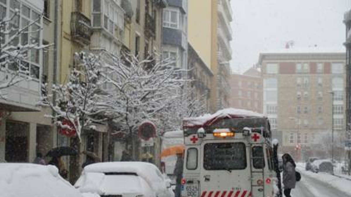 Efectivos de Cruz Roja, atienden las emergencias en Miranda en todoterreno-E. MALDONADO