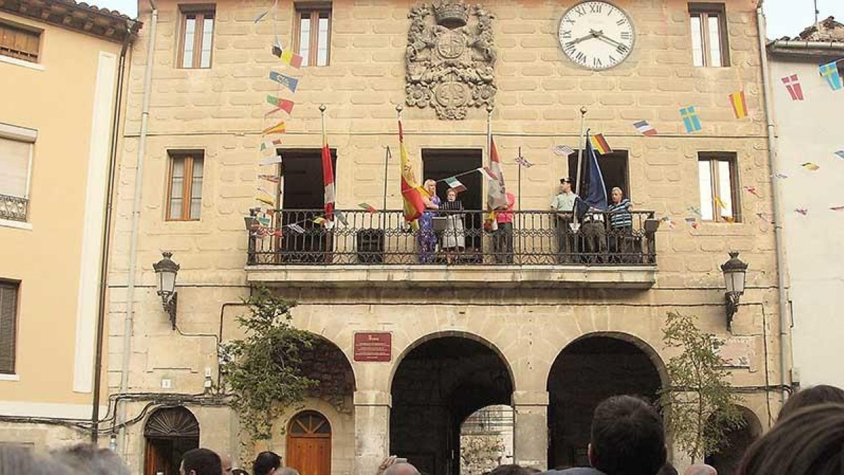 Un momento del pregón protagonizado por la veterana docente ante cientos de lugareños y visitantes, a los que invitó a disfrutar de la villa y sus gentes.-G. G.