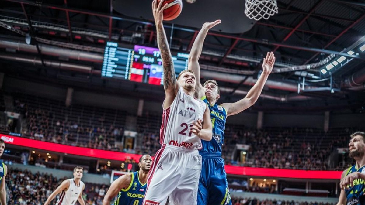 Cancar en acción con la selección de Eslovenia en el choque de ayer-FIBA