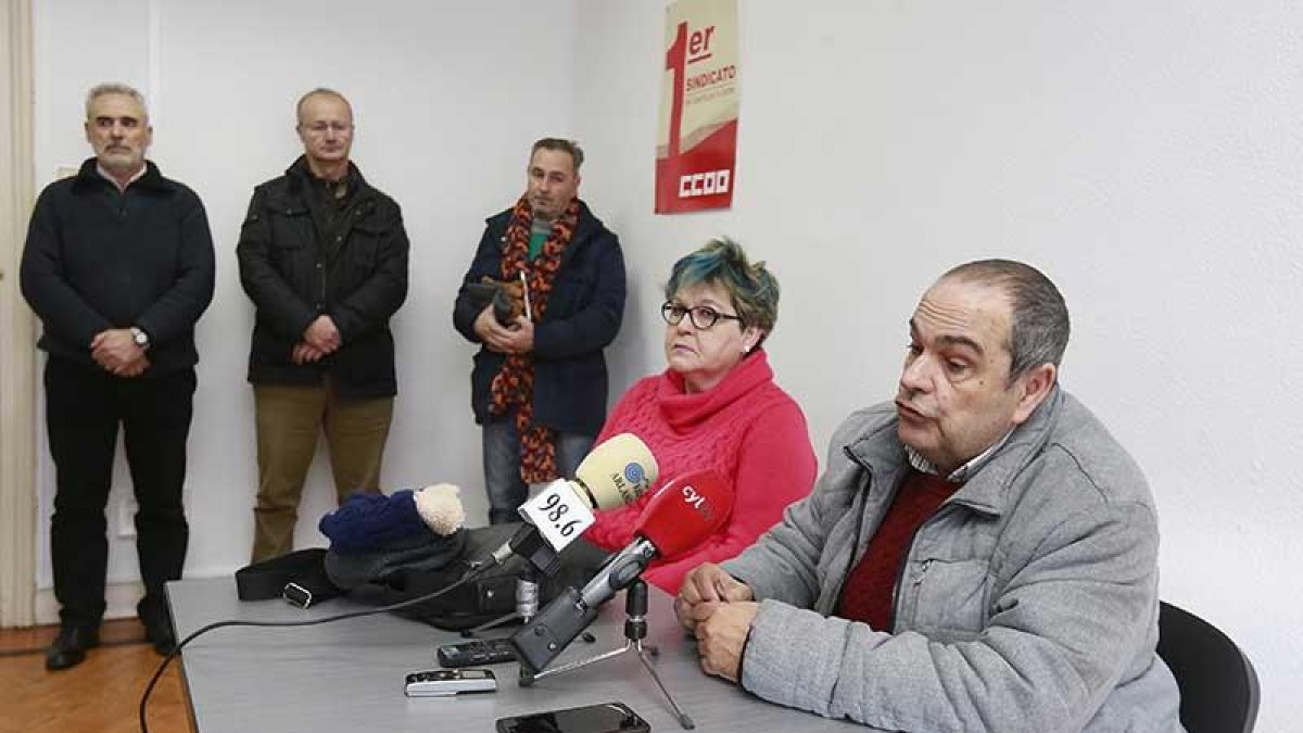 Miembros de las plataformas durante la rueda de prensa de ayer.-RAÚL G. OCHOA