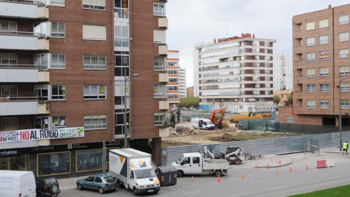 Una gran pancarta denuncia los problemas de ruido y temblores que sufre el edificio y su malestar contra la pista de pádel que se construirá en el recinto.-ISRAEL L. MURILLO