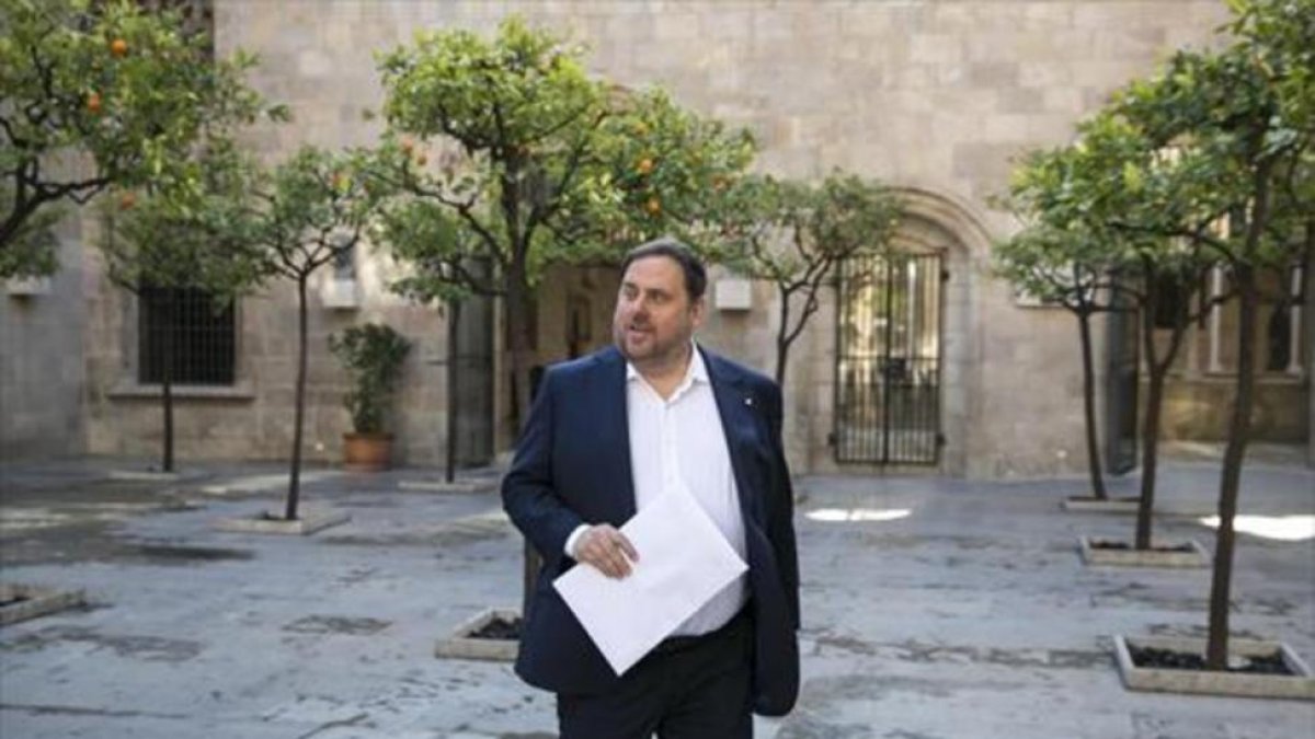 El vicepresidente Oriol Junqueras se dirige a la reunión del Govern, ayer.-JOAN CORTADELLAS