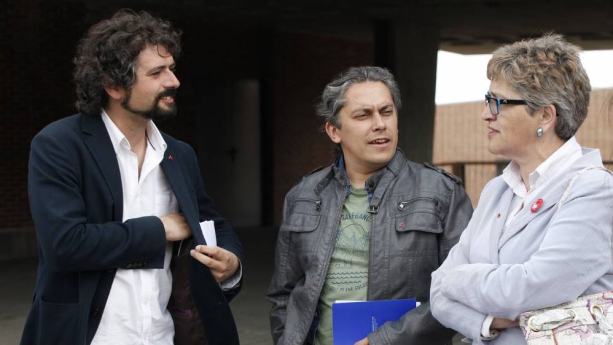 El candidato de IU a la presidencia de la Junta, José Sarrión, visita Ávila-Ical