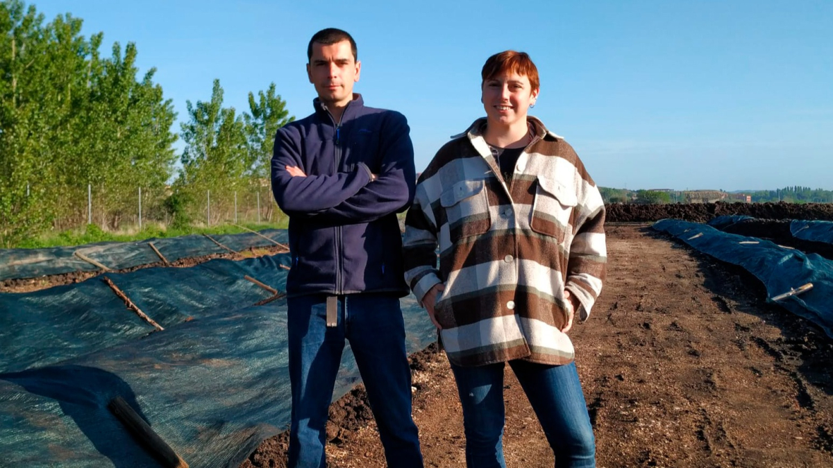 Samuel Sanz y Nazareth Aparicio producen y comercializan desde Roa humus de lombriz ecológico. ECB