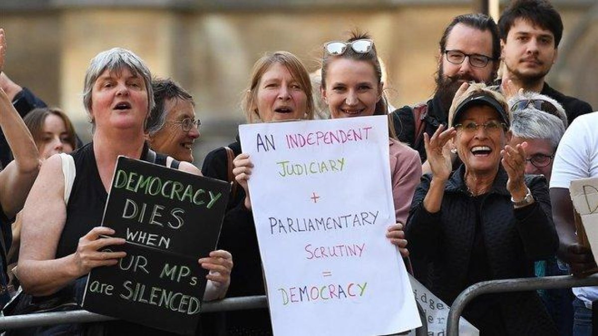 Manifestantes ’antibrexit’ claman contra la suspensión del Parlamento a las puertas del Tribunal Supremo británico, este miércoles.-ANDY RAIN (EFE)