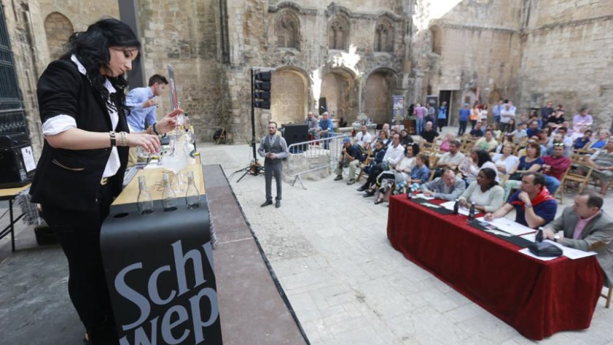 Los integrantes del jurado observan atentos a la preparación de los combinados.-RAÚL G. OCHOA