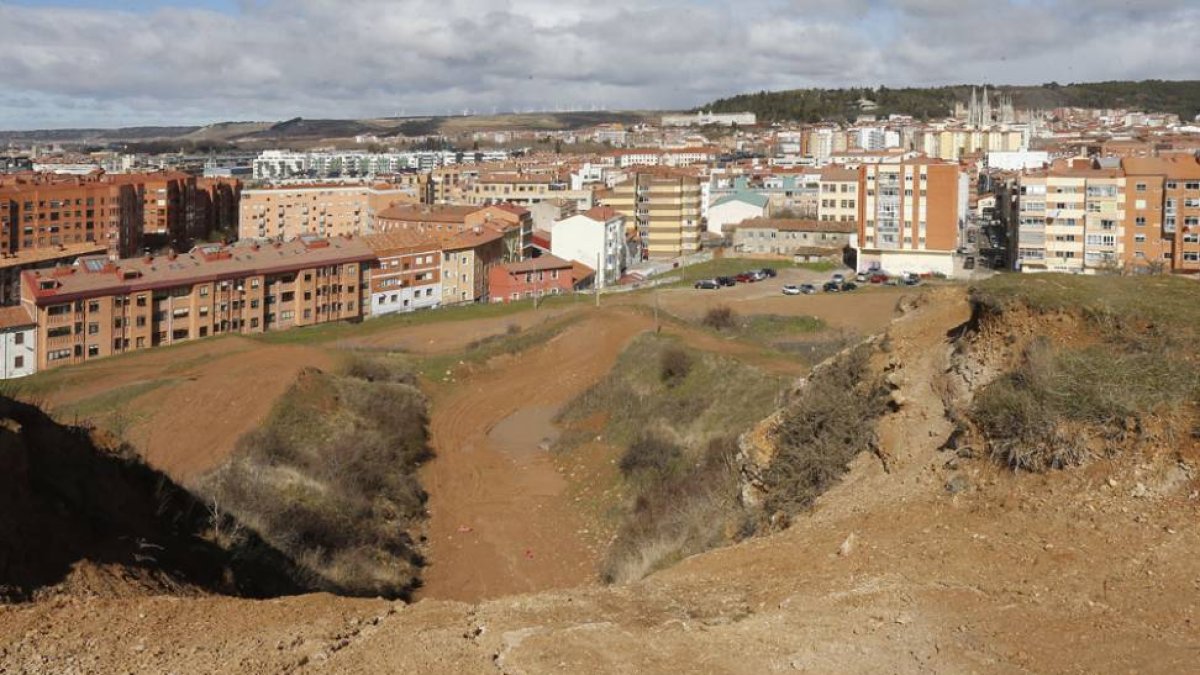 Cerro de San Isidro donde se deberá acometer un movimiento de tierras para eliminar los desniveles más pronunciados.-RAÚL G. OCHOA