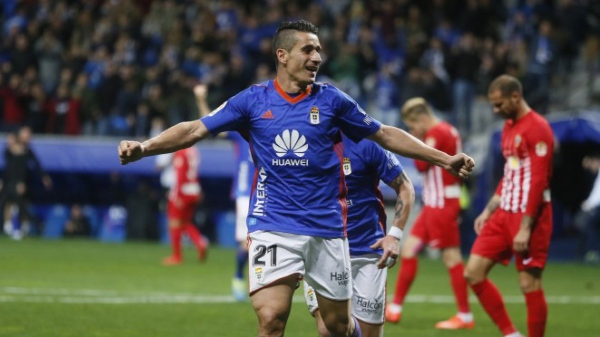 Saúl Berjón celebra un gol con el Oviedo. REAL OVIEDO