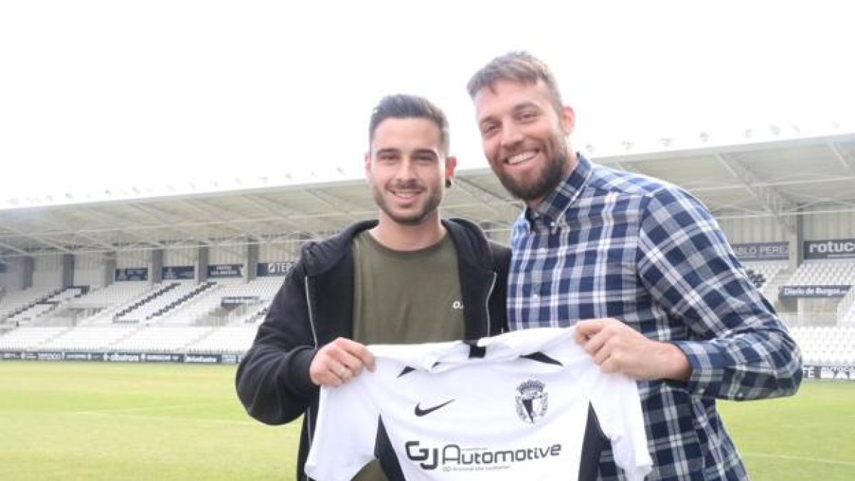 Miki Muñoz posa junto al director deportivo, Michu, el día de su presentación. BURGOS CF