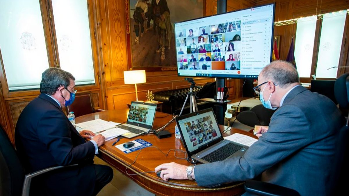 El presidente de la Diputación, César Rico, siguiendo el pleno provincial desde su despacho. SANTI OTERO