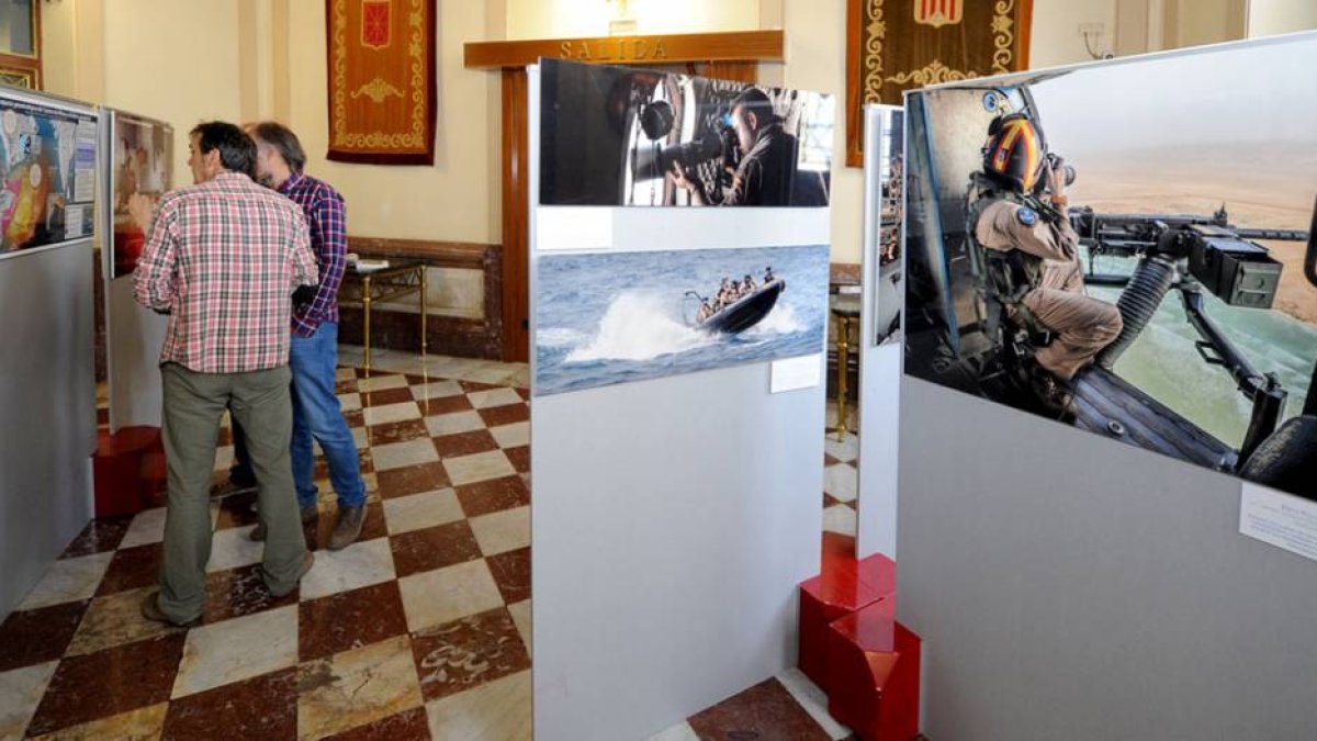 Dos hombres contenplan las imágenes que componen la exposición abierta en el Palacio de Capitanía.-ISRAEL L. MURILLO