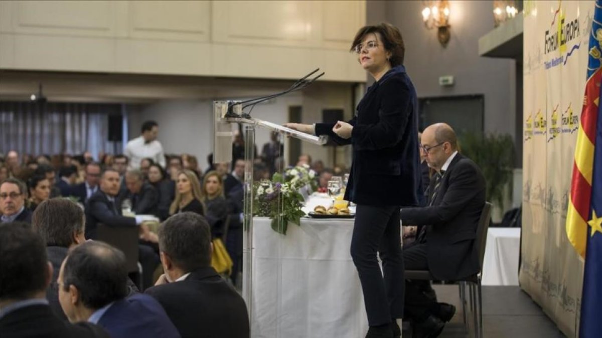 La vicepresidenta, Soraya Sáenz de Santamaría, en un un desayuno informativo en València.-/ MIGUEL LORENZO