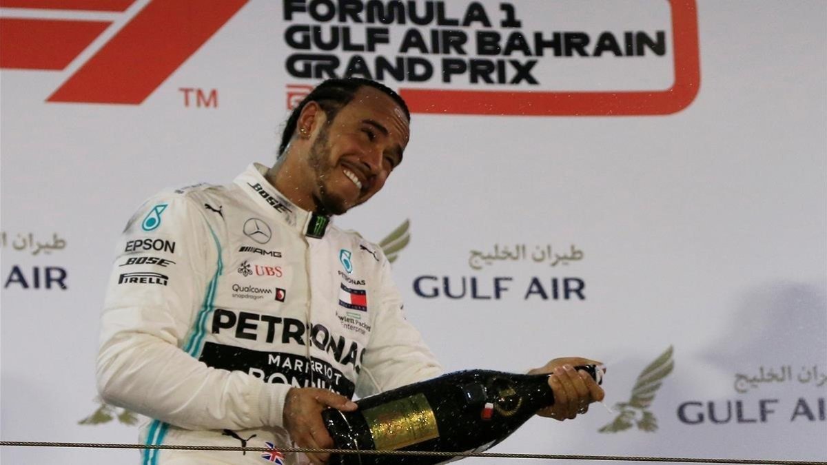 Hamilton, feliz, celebra su victoria en Bahrein.-
