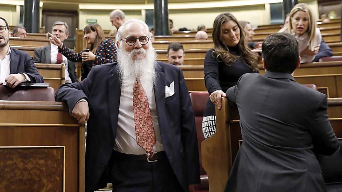 Agustín Zamarrón, con su característica barba blanca al más puro estilo ‘Valle-Inclán’, ayer, de nuevo, en el Congreso de los Diputados.-JAVI MARTÍNEZ