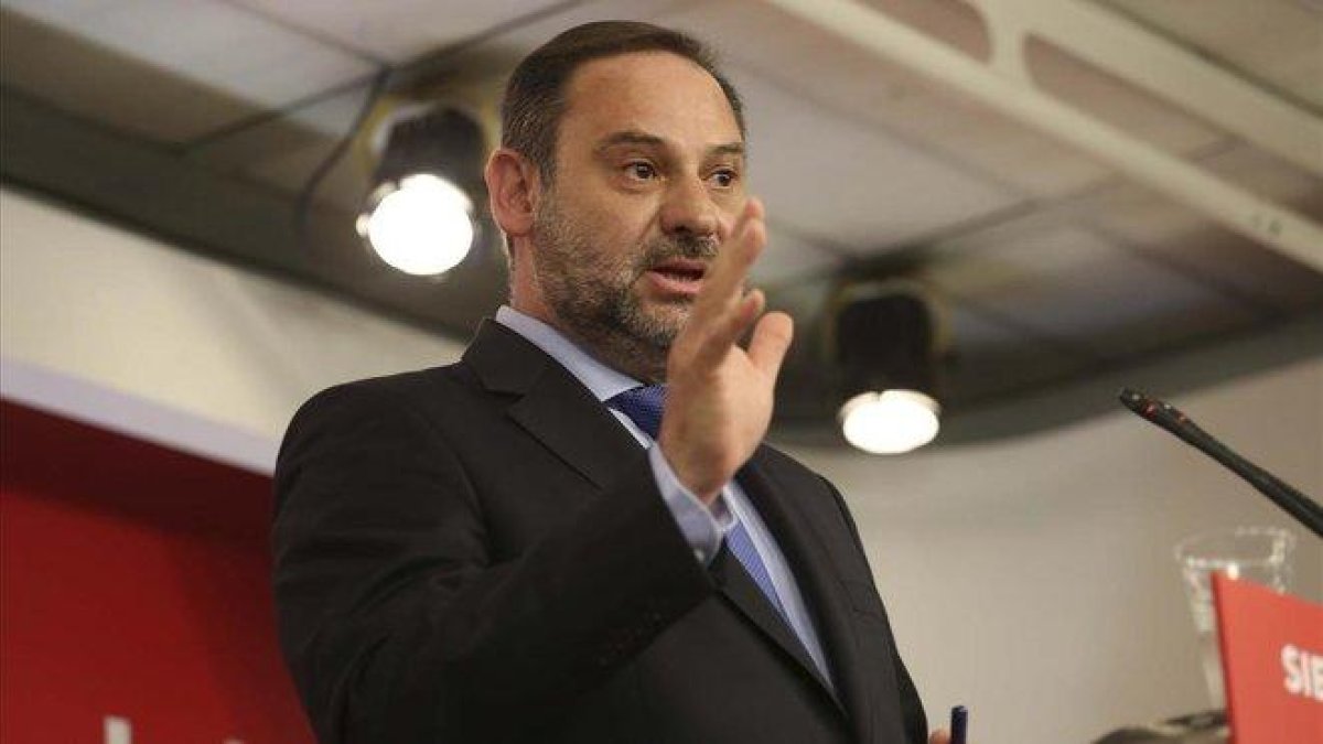 José Luis Ábalos, este lunes en la sede del PSOE.-DAVID CASTRO