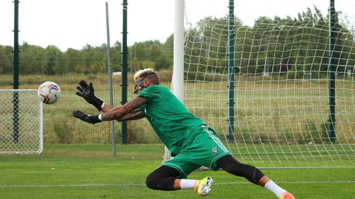 Limones atrapa el balón durante un ejercicio del entrenamiento realizado ayer. TWITTER / @CDMIRANDES