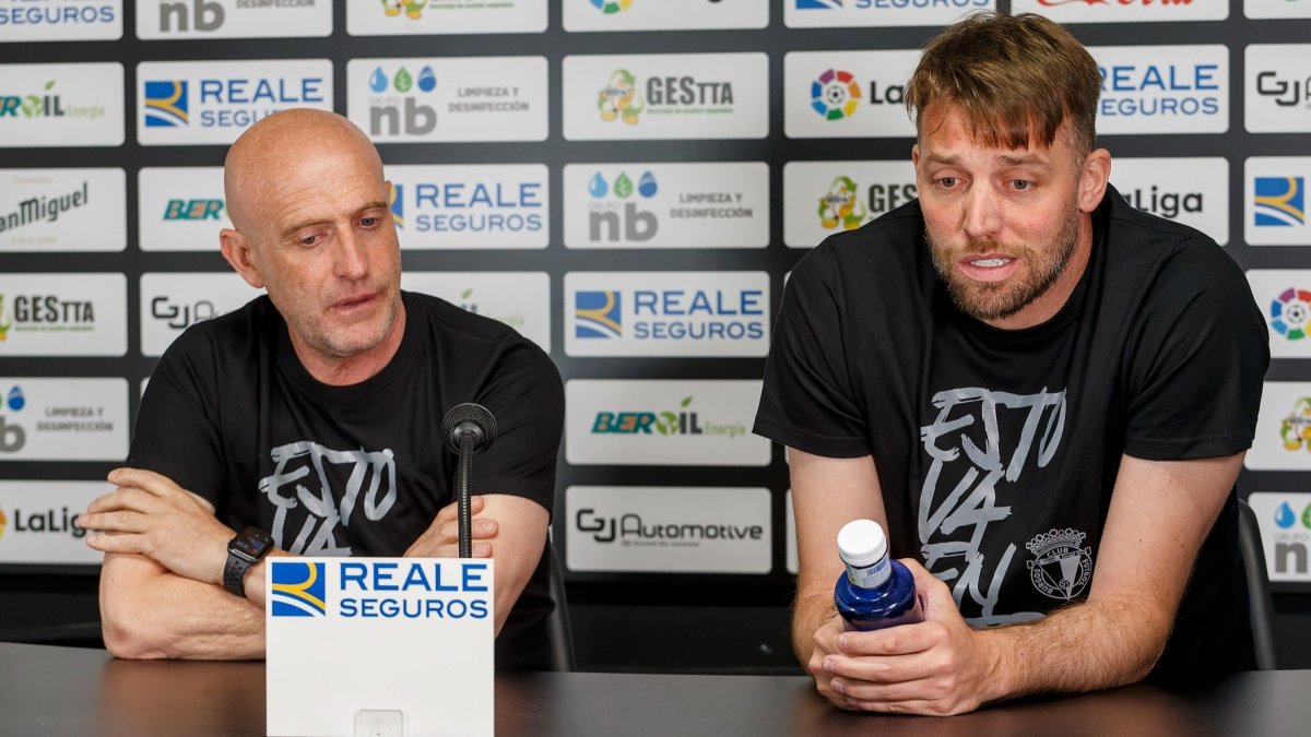 Julián Calero y Miguel Pérez 'Michu', entrenador y director deportivo del Burgos CF. SANTI OTERO