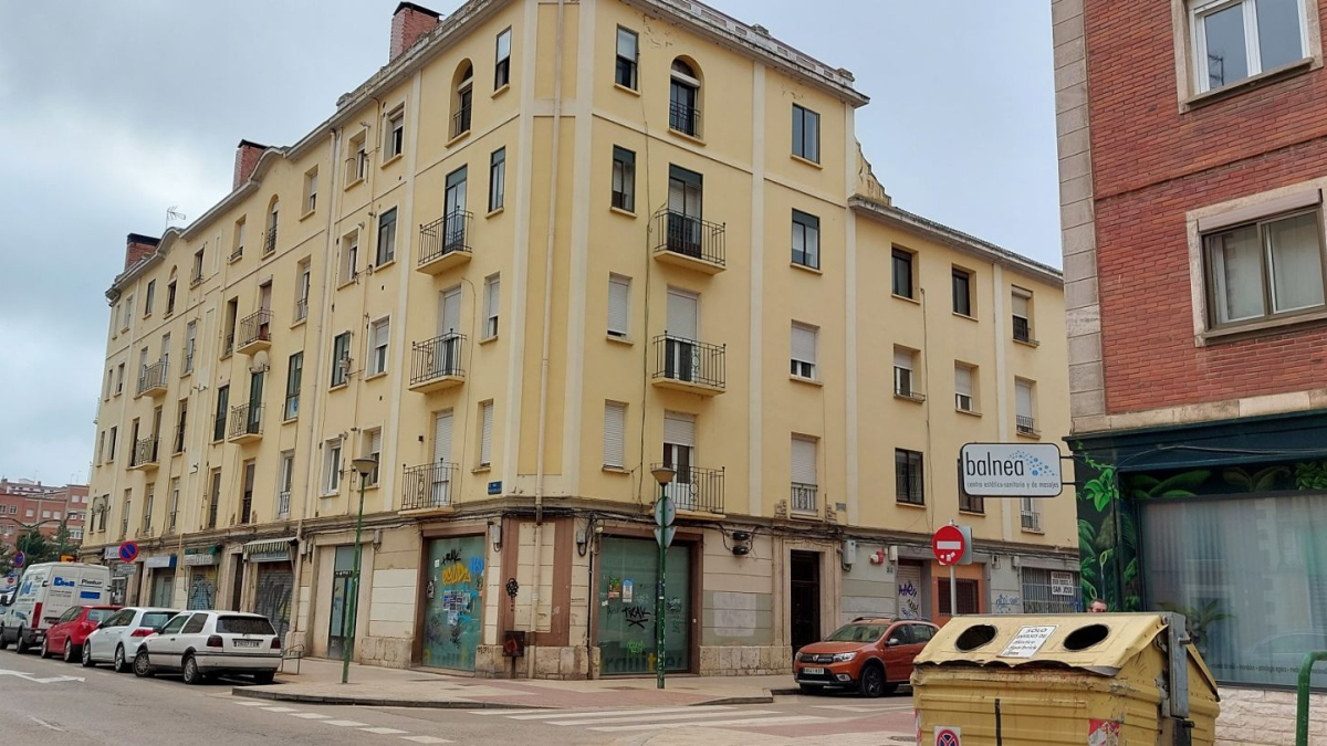 El bloque que será derruido se encuentra entre las calles Zatorre y San José, en la confluencia con la calle Molinillo. J. G. L.