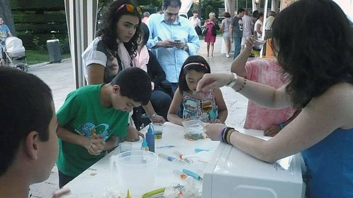 Uno de los talleres que organizan durante la feria de artesanía-ECB