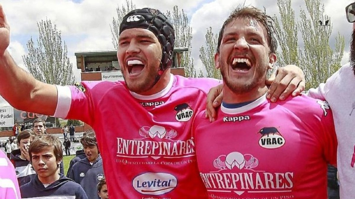Lastra (derecha) celebra un título con el VRAC. J. M. LOSTAU / EL MUNDO DIARIO DE VALLADOLID