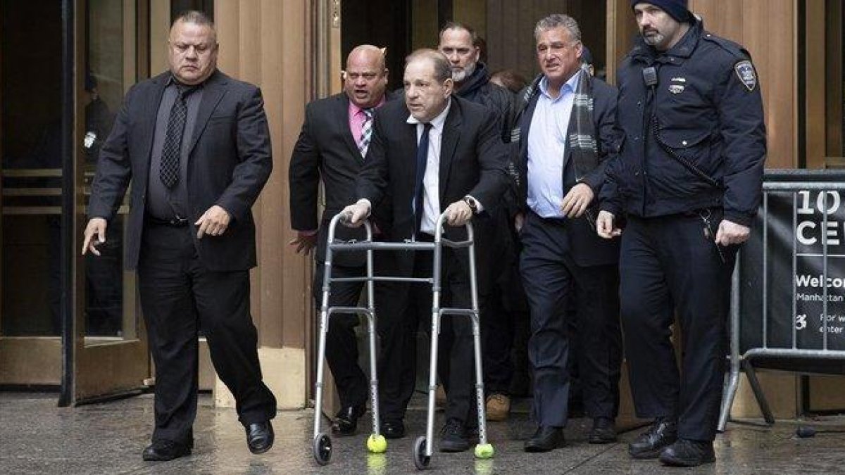 El productor Harvey Weinstein llega con un andador por una lesión de espalda al tribunal de Nueva York donde enfrenta un juicio penal por violación y agresión sexual.-