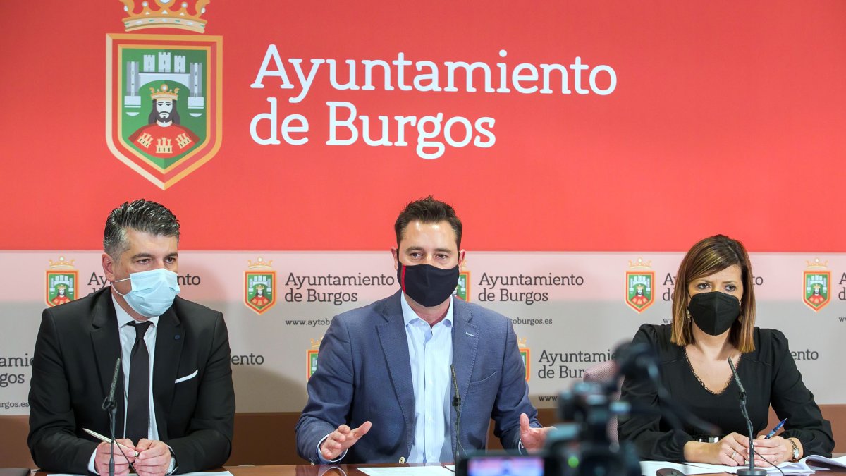 El vicealcalde, Vicente Marañón, el alcalde,Daniel de la Rosa, y la portavoz socialista, Nuria Barrio, durante la rueda de prensa de balance de 2021. TOMÁS ALONSO
