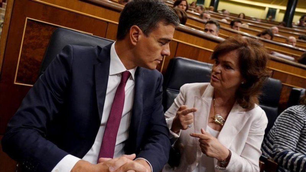 El jefe del Ejecutivo, Pedro Sánchez, y la vicepresidenta, Carmen Calvo, en sus escaños.-JOSE LUIS ROCA
