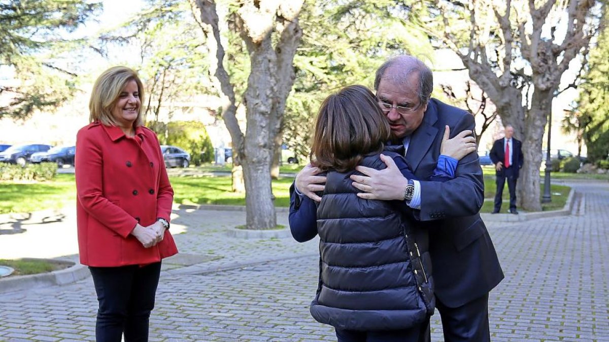 Herrera abraza a Sáenz de Santamaría a la entrada del Colegio de la Asunción, en presencia de Báñez.-ICAL