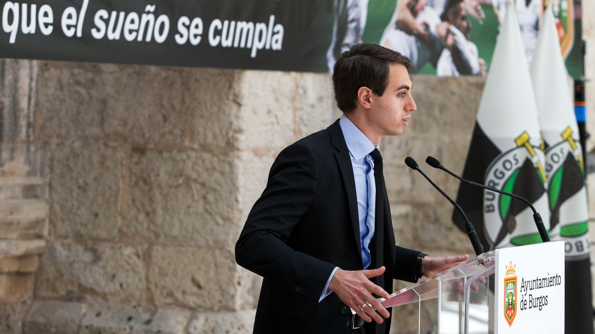 Franco Caselli, durante su intervención en la recepción del Ayuntamiento previa a la disputa del play off. TOMÁS ALONSO