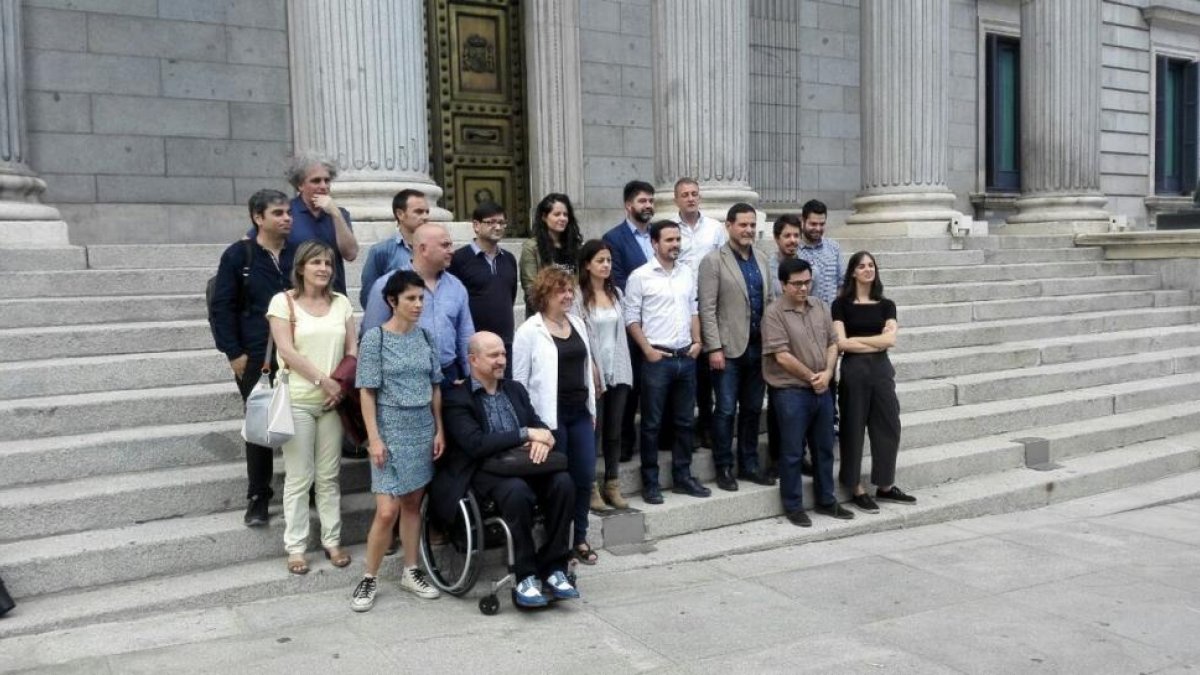 Responsables de los ayuntamientos del cambio en el Congreso de los Diputados este martes.-/ PERIODICO