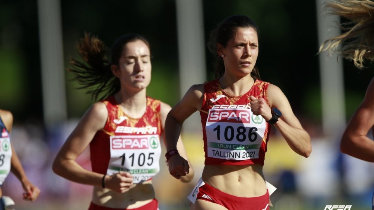 Ruiz, al fondo, sigue la estela de Barreiro en un momento de la final de los 5.000 metros disputada en Tallin. TWITTER / @RFEA