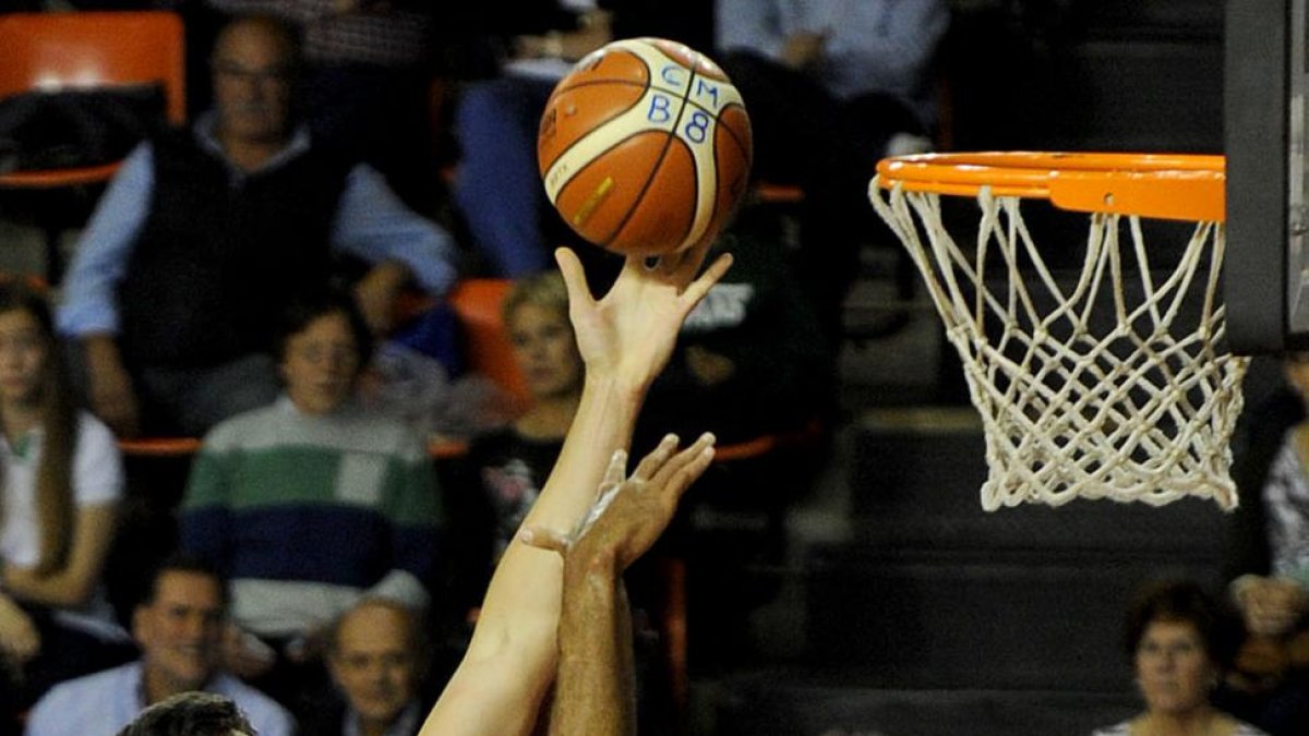 Huskic lanza a canasta por encima del jugador del Baskonia Rowley, ayer, en El Plantío.-ISRAEL L. MURILLO