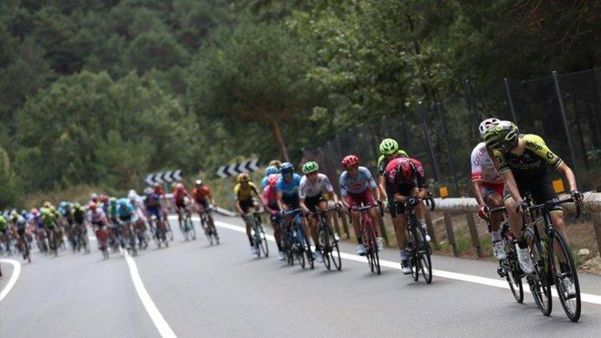Los ciclistas de la Vuelta, durante la 18ª etapa.-EFE / JAVIER LIZON