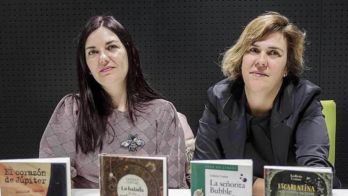 Ledicia Costas (i.) charló de sus libros en la Biblioteca Pública acompañada por Montse Reverte.-Santi Otero