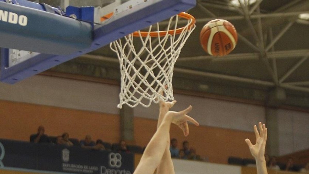 Huskic salta a por un rebote con Stainbrook.-EL PROGRESO