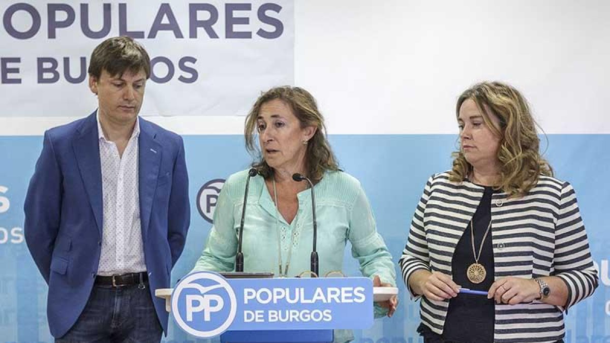 Los senadores burgaleses Arturo Pascual, Begoña Contreras y Cristina Ayala, ayer, en rueda de prensa.-SANTI OTERO