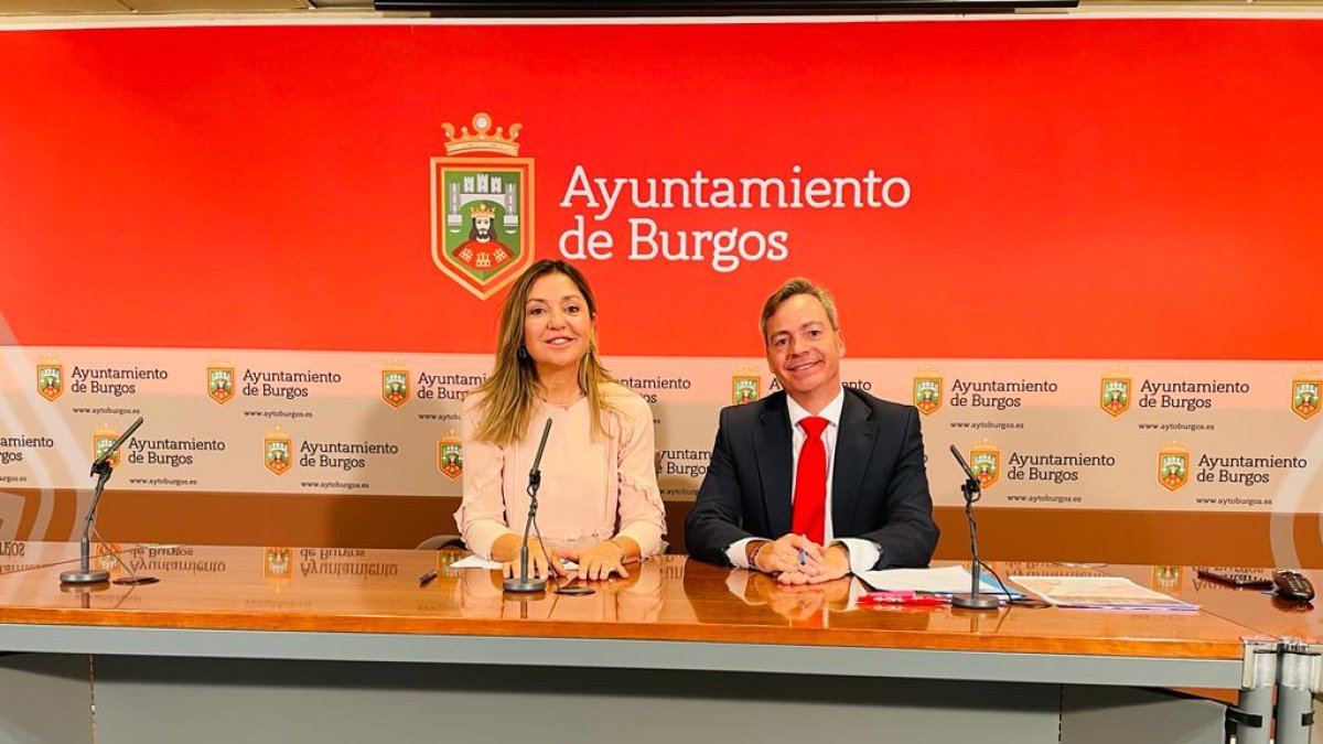 Carolina Blasco y César Barriada en rueda de prensa para hablar sobre infraestructuras deportivas.