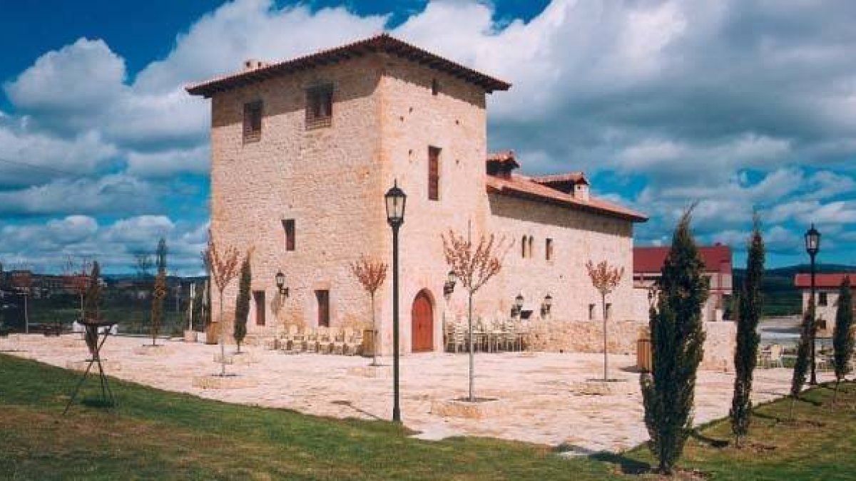 Hotel en venta en Villanueva de la Lastra con categoría de castillo desde 1949.-L. D.