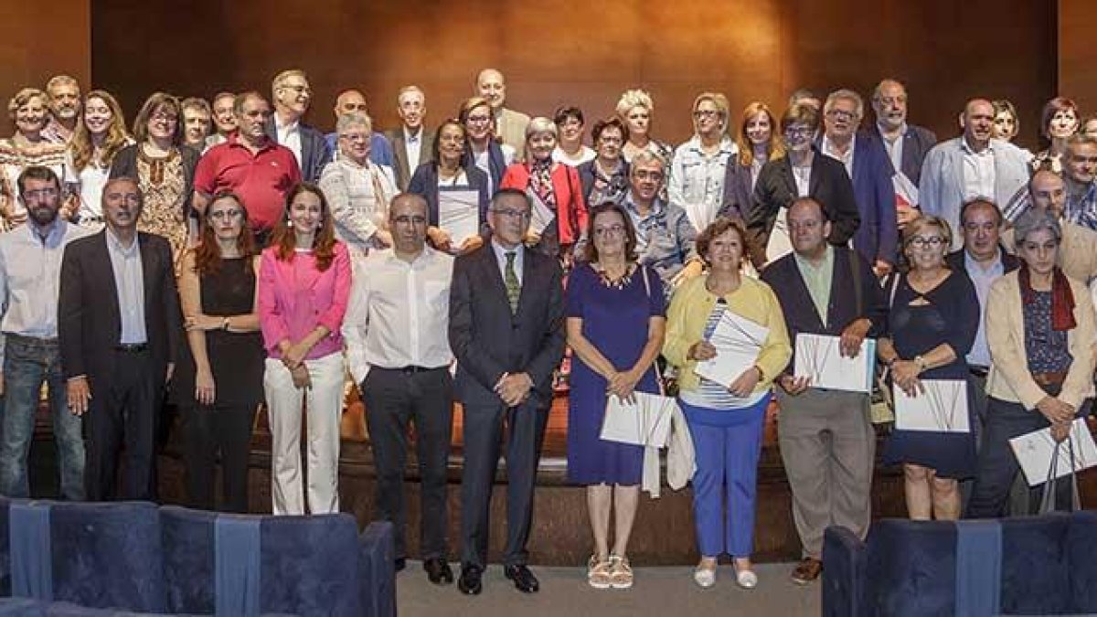 Foto de familia con representantes de las entidades beneficiarias ayer en la Casa del Cordón.-SANTI OTERO