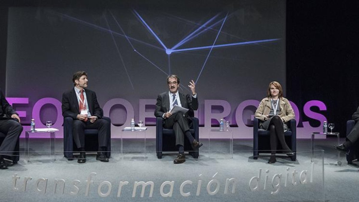 Luis Montero (Microsoft), Luis Cardo (Telefónica), Emilio Ontiveros (AFI),Charlotte Cheynard (Ebay) y Carlos Ceruelo (Nettit) durante la primera mesa redonda.-SANTI OTERO