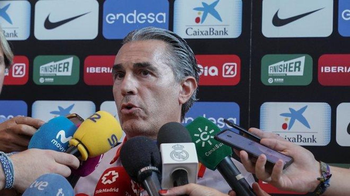 Sergio Scariolo atiende a los medios para comunicar los últimos descartes del equipo.-BALONCESTO FEB