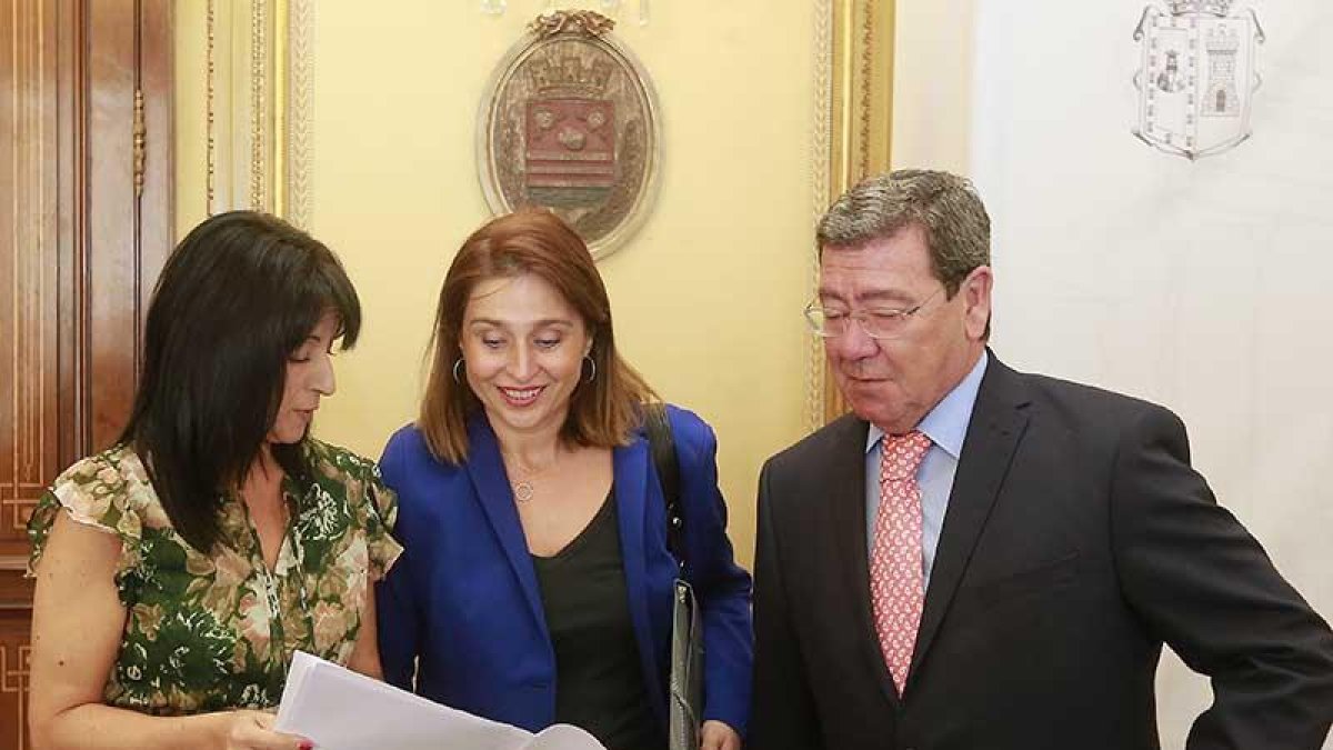 En el centro, Aguilar, antes de proceder a la firma del convenio.-RAÚL G. OCHOA