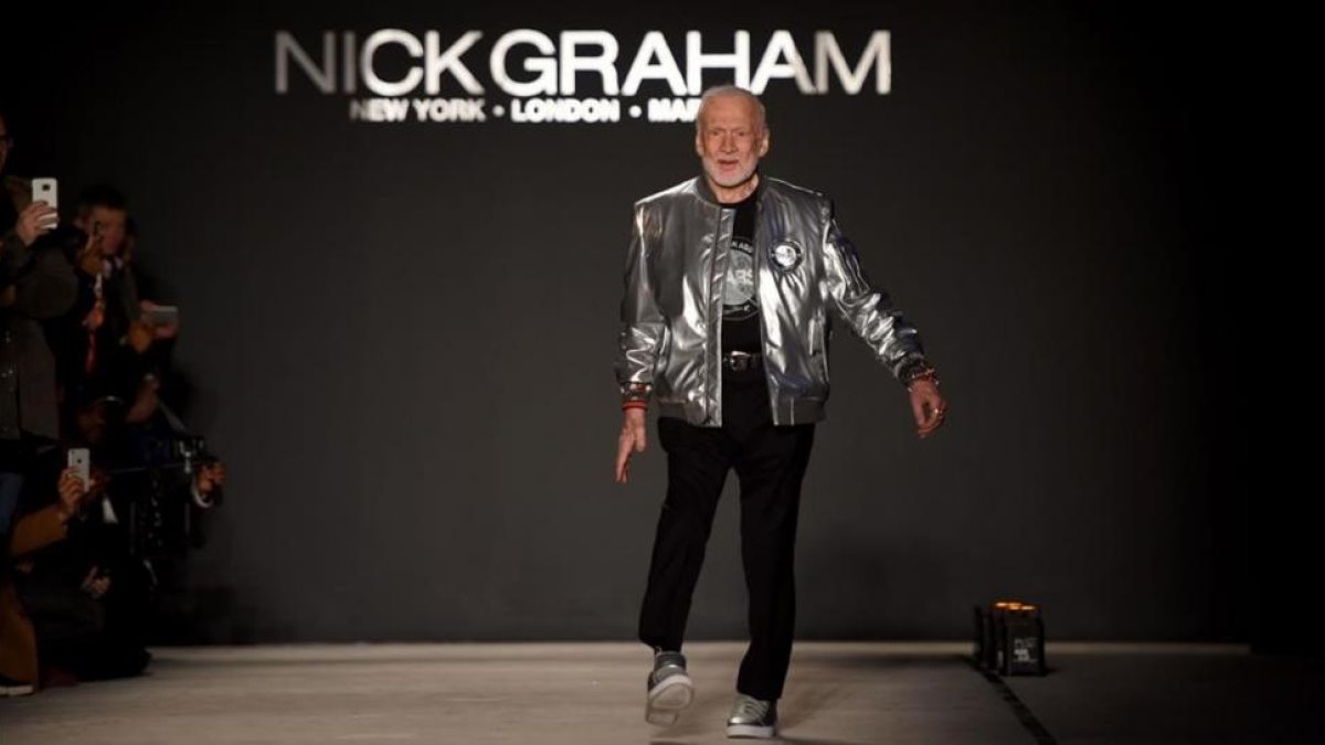 Buzz Aldrin, en la pasarela de la New York Fashion Week.-