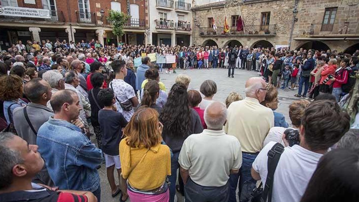 Concentración de cientos de salenses frente al Ayuntamiento de la localidad para mostrar su repulsa al asesinato de Monika Asenova en 2019. 