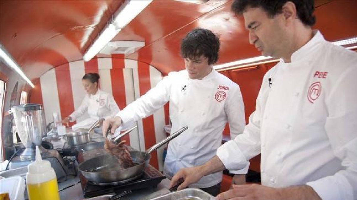 Samantha Vallejo-Nágera, Jordi Cruz y Pepe Rodríguez Rey, jurado de 'Masterchef', en un momento de 'Cocineros al volante'.-
