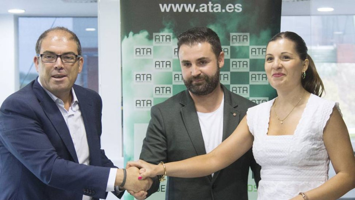 Lorenzo Amor, Soraya Mayo y David Ruiz, ayer tras firmar el acuerdo que los vincula.-ISRAEL L. MURILLO