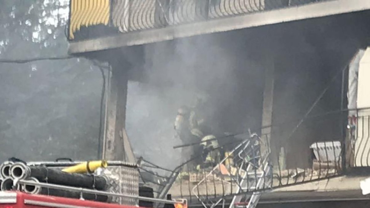 La Guardia Civil se encargó de vigilar el perímetro de seguridad mientras los bomberos intervenían en la vivienda.-ECB